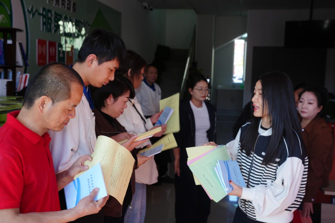 【旗县工会动态】霍林郭勒市总工会丰收节慰问同步开展普法及工会入会宣传